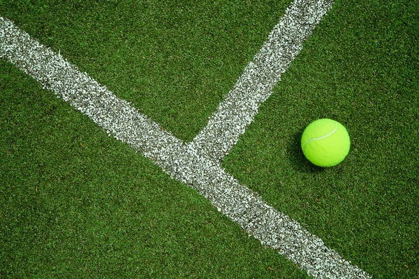 Pelota de tenis cerca de la línea en pista de tenis hierba buena para backgro —  Fotos de Stock