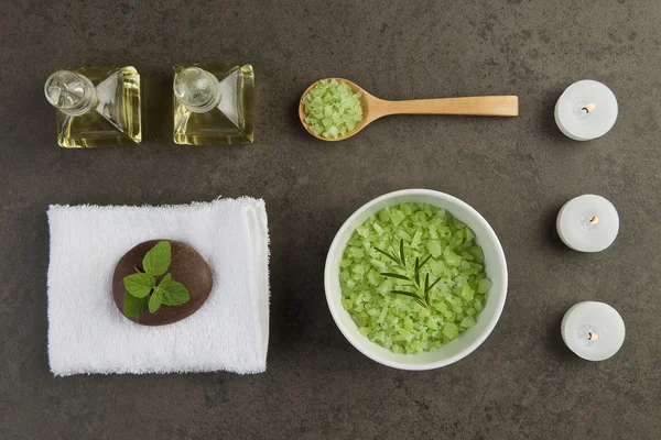 Concept de cadre spa avec bouteille d'huile, mer de sel vert dans la cuillère, mi — Photo