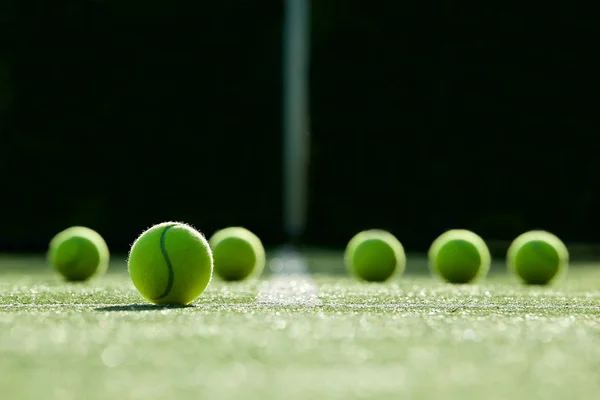 Мягкий фокус теннисного мяча на теннисной траве — стоковое фото