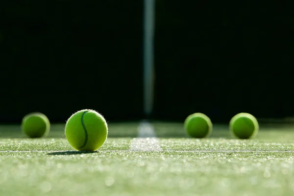 Soft focus della palla da tennis sul campo da tennis in erba — Foto Stock