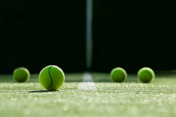 Foyer doux de balle de tennis sur le court d'herbe de tennis — Photo