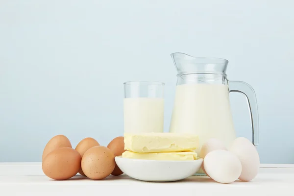 Молочные продукты. Ассортимент свежего молока на белом столе с коль — стоковое фото