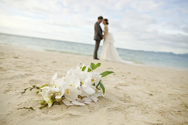 Pareja de boda en la playa —  Fotos de Stock