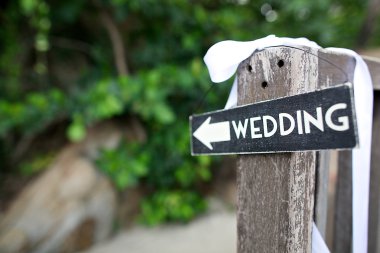 Ahşap düğün işareti