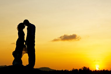 Düğün çifti içinde belgili tanımlık geçmiş gün batımı ile