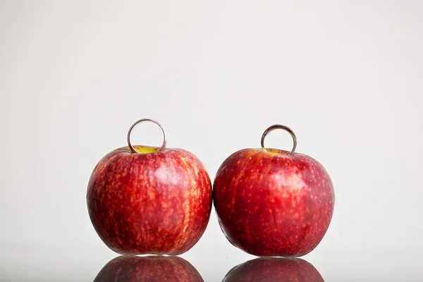 Anéis de casamento sentados em cima da maçã — Fotografia de Stock