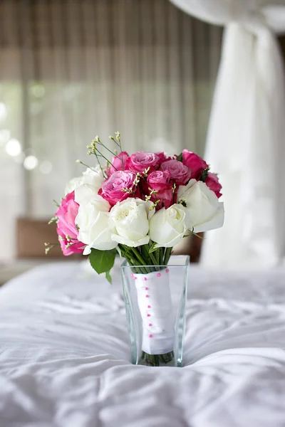 Der geschäftige Hochzeitsstrauß aus frischen Blumen — Stockfoto