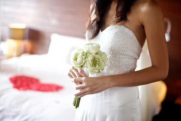 Bueatiful ramo de boda de flor fresca en la mano de la novia —  Fotos de Stock