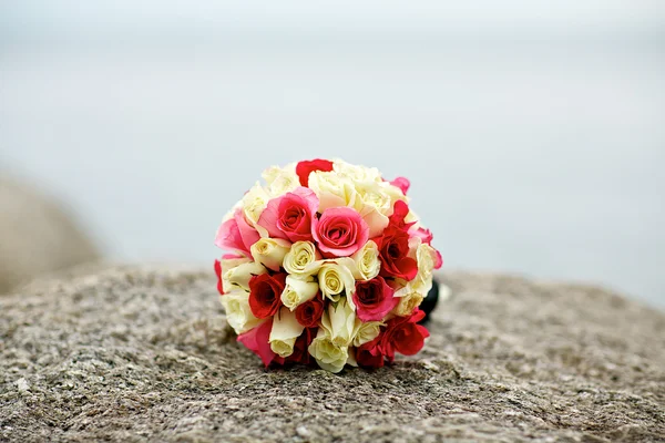 Bueatiful svatební kytice čerstvých květin — Stock fotografie
