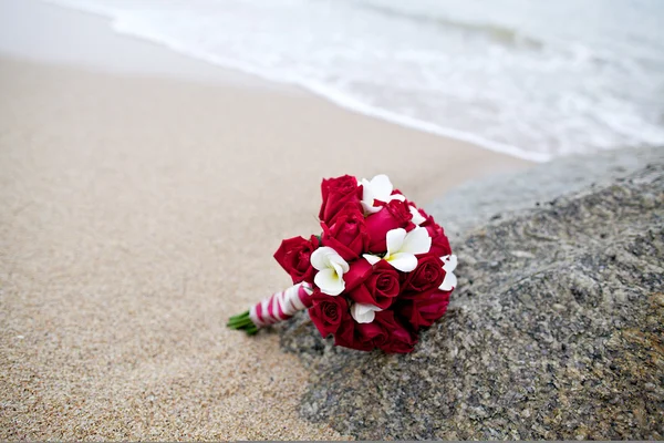 Der geschäftige Hochzeitsstrauß aus frischen Blumen — Stockfoto