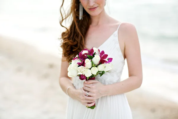 Buquê de casamento bueatiful de flor fresca na mão da noiva — Fotografia de Stock