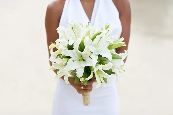 Landelijke bruiloft boeket verse bloemen aan de kant van de bruid — Stockfoto