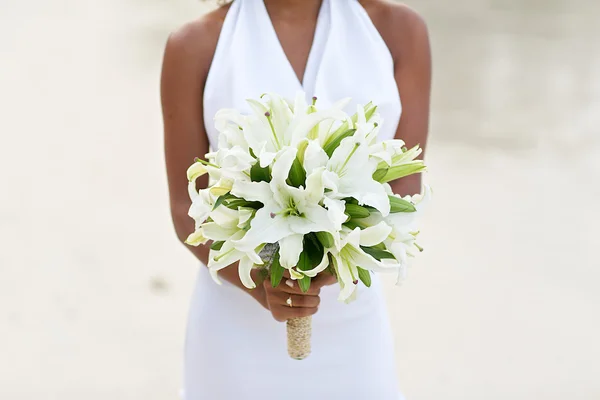 Buquê de casamento bueatiful de flor fresca na mão da noiva — Fotografia de Stock