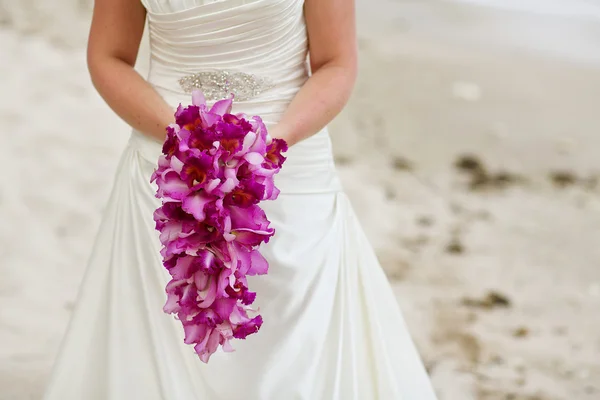 Buquê de casamento bueatiful de flor fresca na mão da noiva — Fotografia de Stock