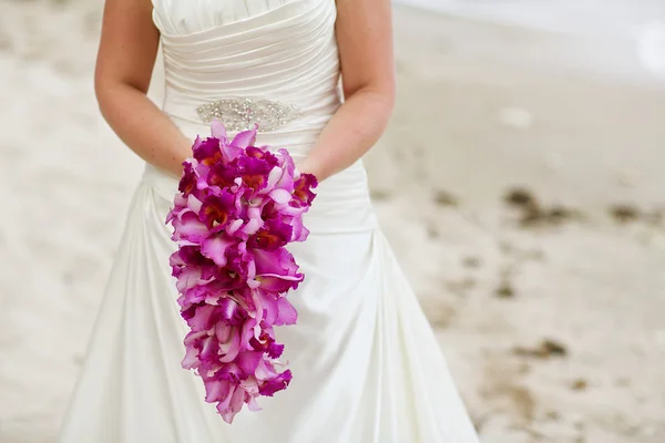 Buquê de casamento bueatiful de flor fresca na mão da noiva — Fotografia de Stock