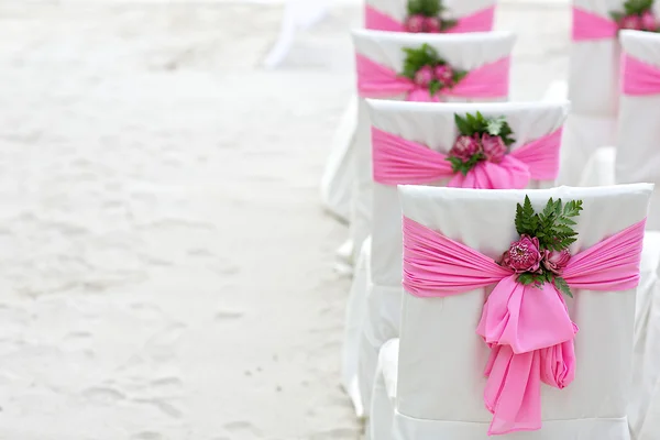 Cadeira de decoração de flores no local do casamento na praia — Fotografia de Stock