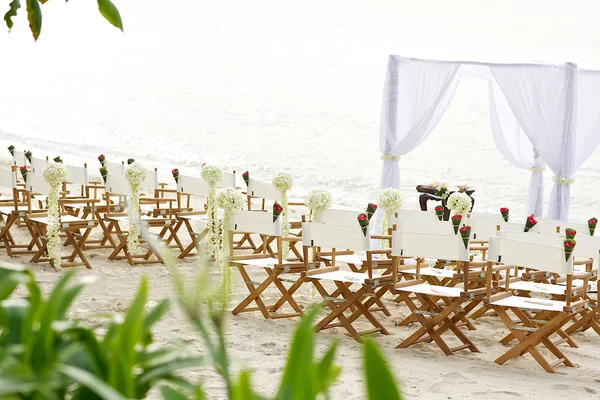 Cadeira de decoração de flores no local do casamento na praia — Fotografia de Stock