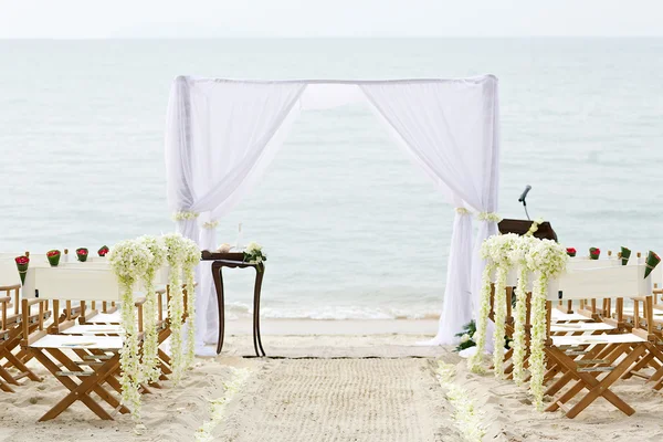 Bloem decoratie leerstoel aan bruiloft locatie op het strand — Stockfoto