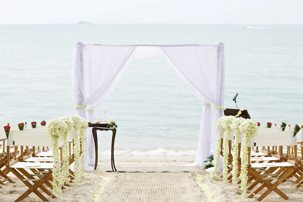 Bloem decoratie leerstoel aan bruiloft locatie op het strand — Stockfoto