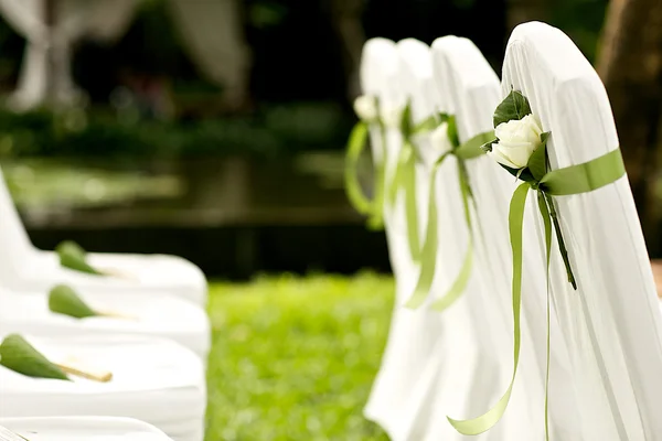 Blomma dekoration stol på plats för bröllop på stranden — Stockfoto