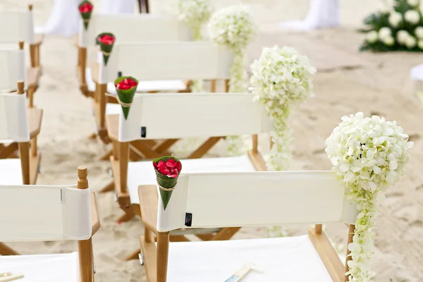 Bloem decoratie leerstoel aan bruiloft locatie op het strand — Stockfoto