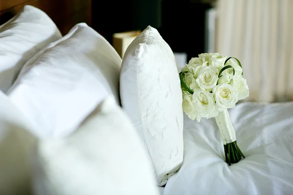 Der geschäftige Hochzeitsstrauß aus frischen Blumen — Stockfoto