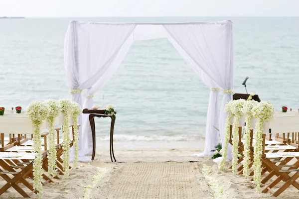 Virág dekoráció szék esküvői helyszín a strandon — Stock Fotó