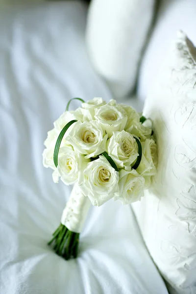 El bullicioso ramo de bodas de flores frescas —  Fotos de Stock