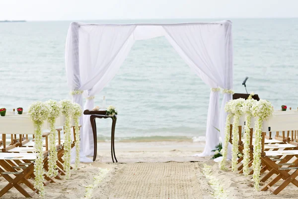 Bloem decoratie leerstoel aan bruiloft locatie op het strand — Stockfoto