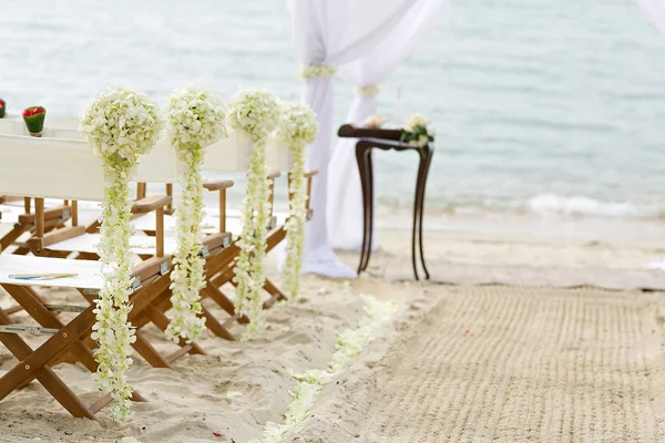 Bloem decoratie leerstoel aan bruiloft locatie op het strand — Stockfoto