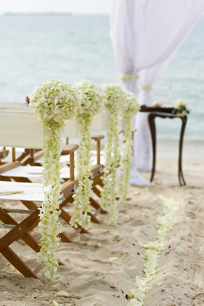 花卉装饰椅子上海滩婚礼场地 — 图库照片