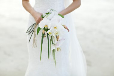 Holding beyaz çiçek düğün buketi gelin