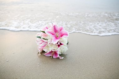 Buket üzerinde beyaz kum plaj düğün