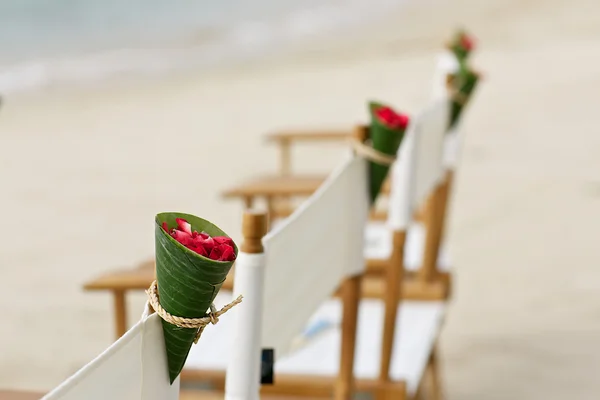 Krzesło kwiat ozdoba na miejsce ślubu na plaży — Zdjęcie stockowe