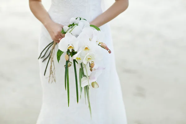 Bruid houden witte bruiloft bloemboeket — Stockfoto