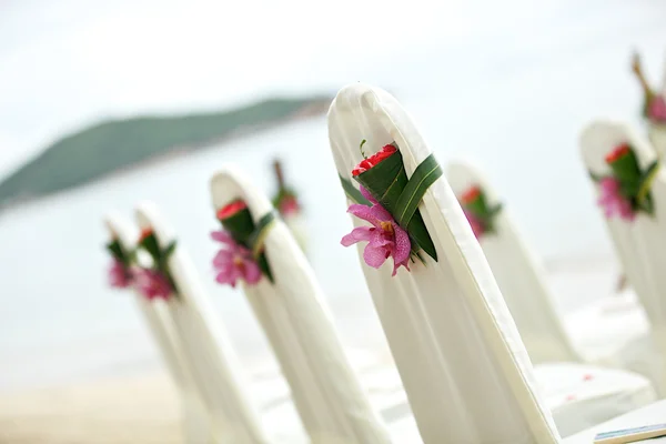 Bloem decoratie leerstoel aan bruiloft locatie op het strand — Stockfoto