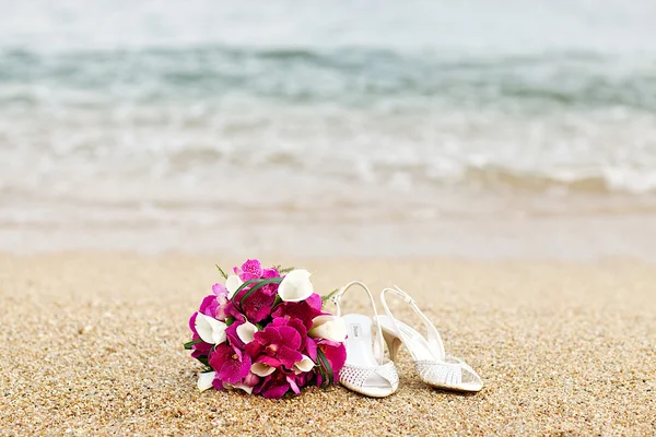Wedding bouquet on white sand beach — Stock Photo, Image