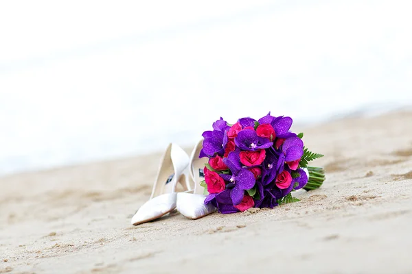 Buquê de casamento na praia de areia branca — Fotografia de Stock