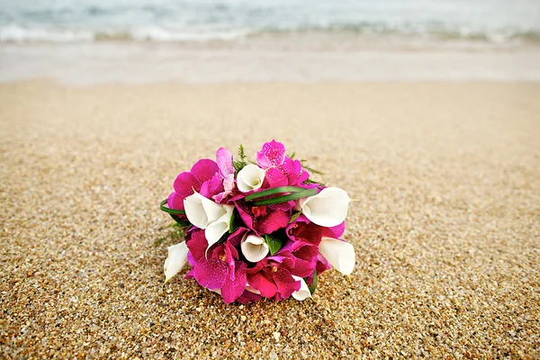 Boeket op wit zand strand bruiloft — Stockfoto