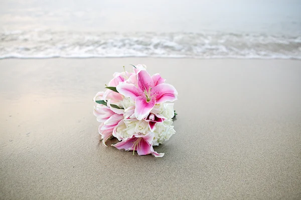 Buquê de casamento na praia de areia branca — Fotografia de Stock