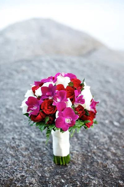 Ros och orkidé blomma bröllop bukett på berget — Stockfoto