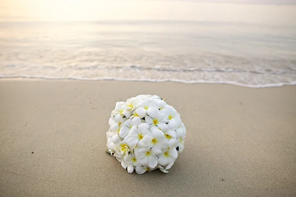 Witte lotus bloemboeket bruiloft op het strand — Stockfoto