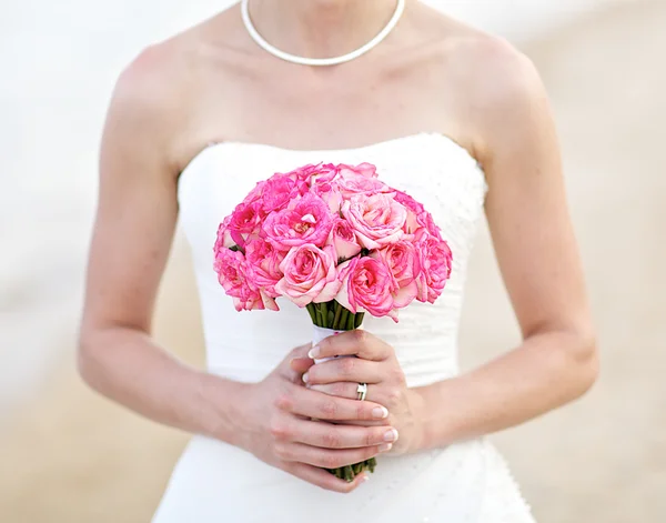 Jovem noiva segurando rosa rosa buquê de casamento — Fotografia de Stock