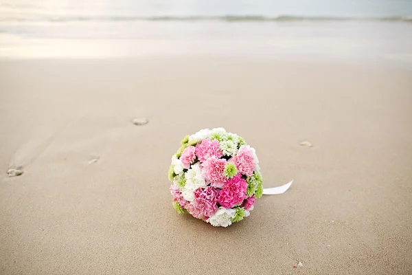 Ramo de boda en la playa de arena blanca —  Fotos de Stock