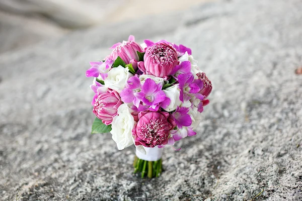 Ramo de flores de loto en la roca —  Fotos de Stock