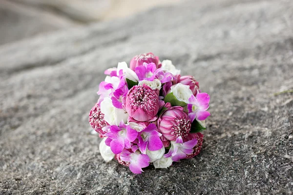 Buquê de casamento flor de lótus na rocha — Fotografia de Stock