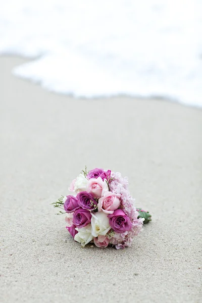 Bukiet ślubny biały i różowy kwiat róży na plaży — Zdjęcie stockowe