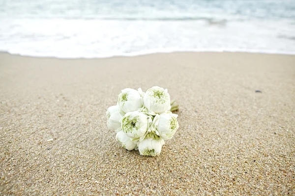 Buquê de casamento flor de lótus branco na praia — Fotografia de Stock
