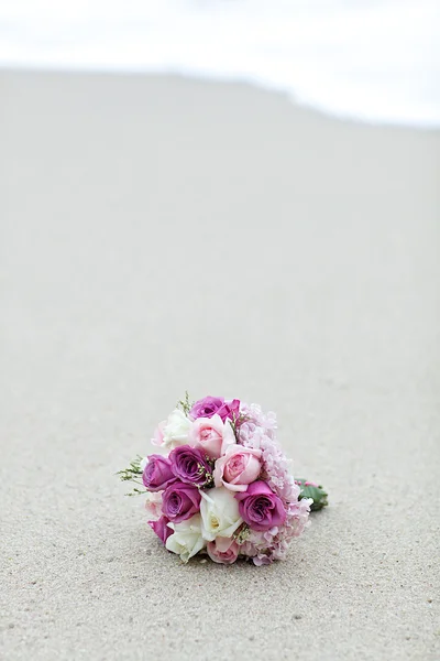 Ramo de flores de rosas blancas y rosadas en la playa —  Fotos de Stock