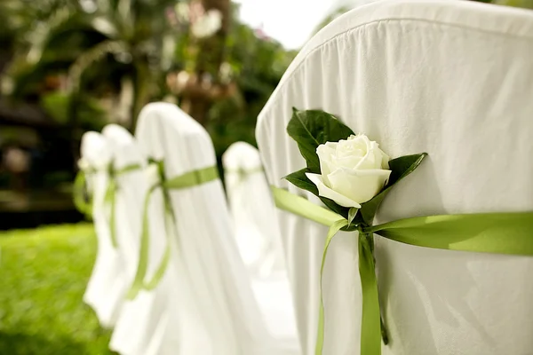 Cadeira de decoração de flores no local do casamento na praia — Fotografia de Stock